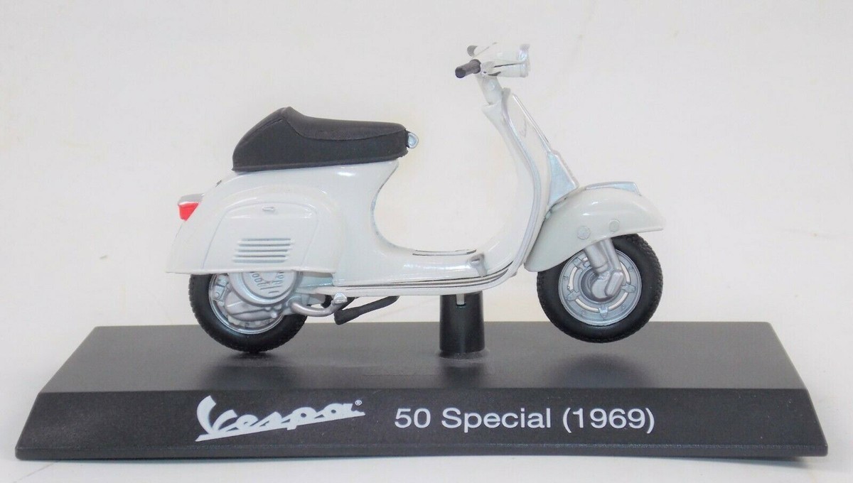 MAISTO 1969 VESPA 50 SPECIAL WHITE PIAGGIO VINTAGE SCOOTER L=4