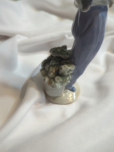 Lladro "My Buddy" #7609 Figure - Collector's Society, 8" high - Mint - Fast Ship - Picture 4 of 15