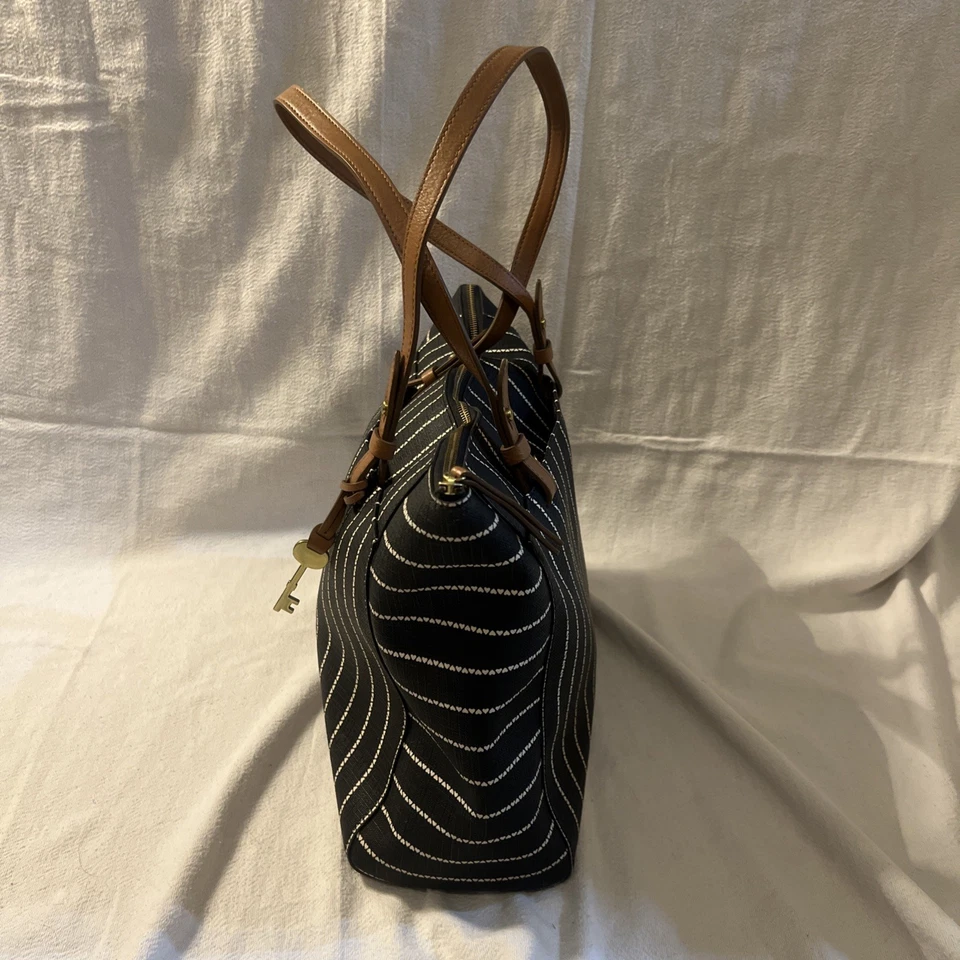 Bolso de Mano Fossil Mujer Estampado Corazón Cremallera Cierre Lona Recubierta Negro Talla L Foto 4 de 4