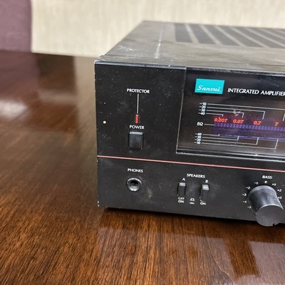 Sansui AU-D55X Integrated Amplifier Vintage Powers On Display
