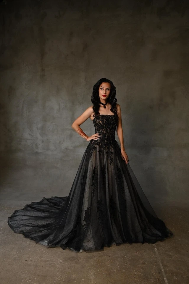 Vestido de novia gótico negro de encaje sin tirantes de tul con cremallera sin espalda tren de barrido Foto 3 de 4