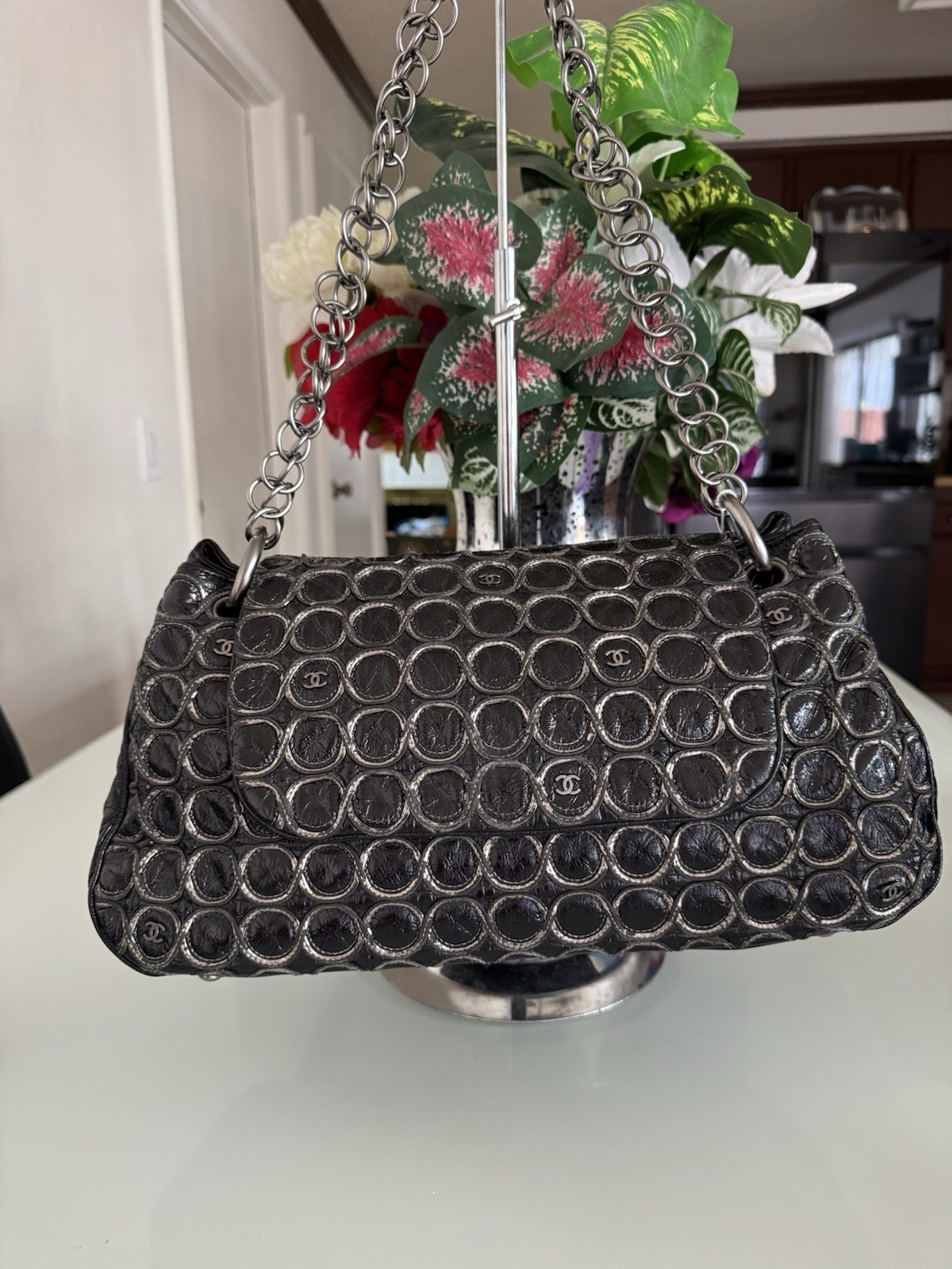 Chanel Black Patent Leather Shoulder Bag Timeless Elegance-image