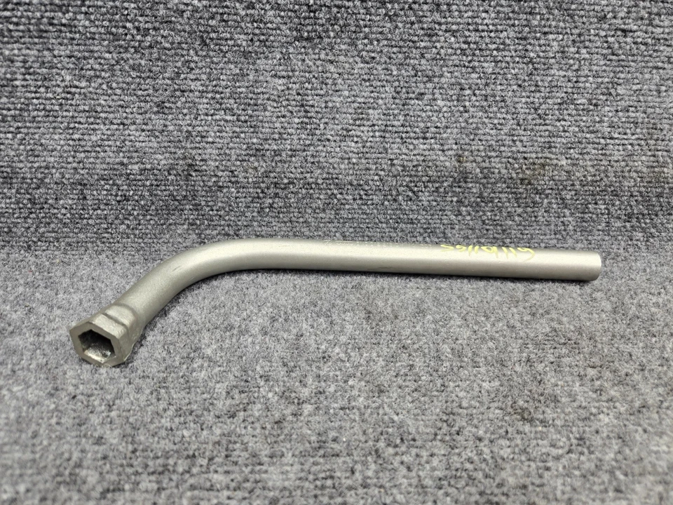 AUDI S5 2008-2016 LLAVE TUERCA RUEDA MALETERO TRASERO REPUESTO EMERGENCIA OEM Foto 2 de 4