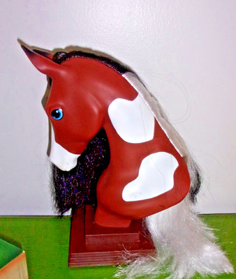 BREYER MANE BEAUTY Aylan Horse Styling Braiding Head 11'' SPIRIT BROWN, WHITE