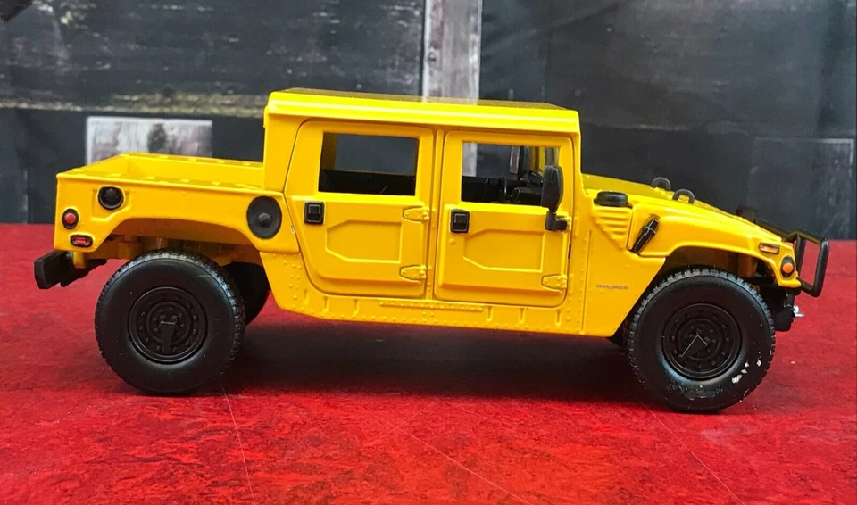 NEW IN BOX Diecast Johnny Lightning SUPER MAGMAS YELLOW HUMMER 1:24 #213-00 - Image 4 of 4