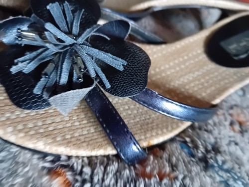 Sandalias florales negras Update para mujer, talla 6 - Imagen 9 de 17