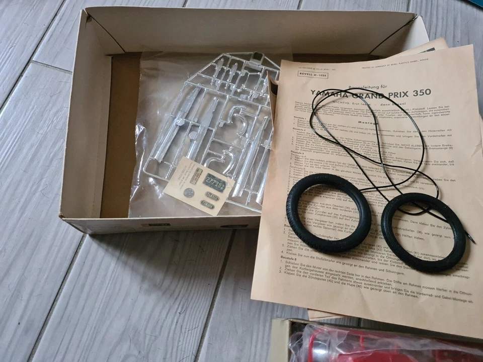 1:8 REVELL YAMAHA GRAND PRIX 350 sealed - Immagine 3 di 3