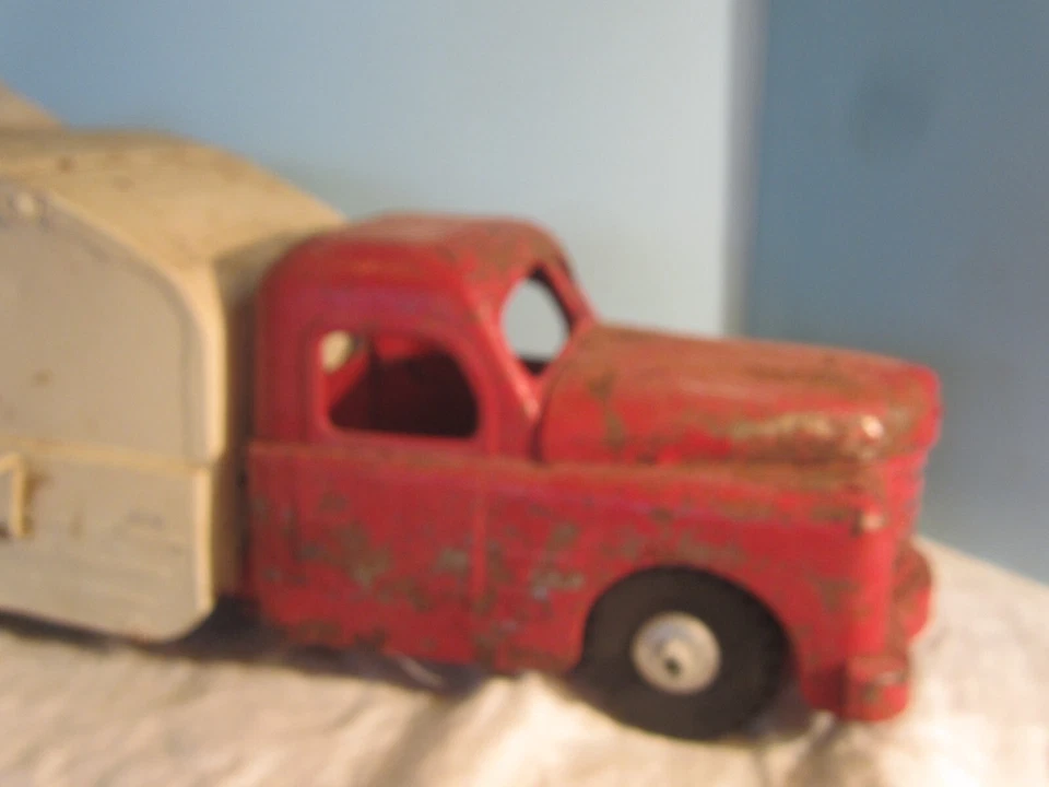 VINTAGE RED STRUCTO WHITE GARBAGE HAUL TRUCK PRESSED STEEL RUSTED - Image 2 of 4