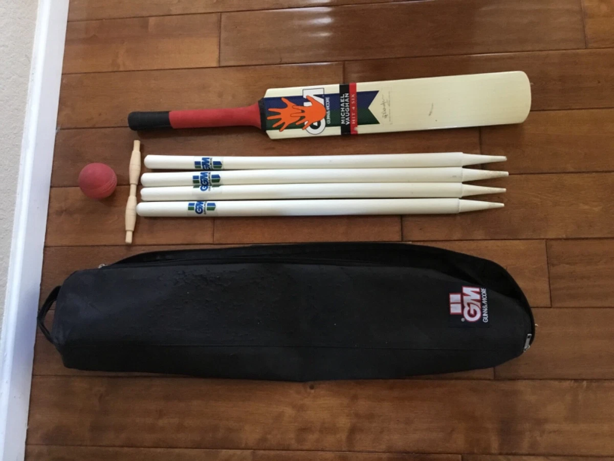 Cricket set. bat ball stumps bails bag. Gunn And Moore