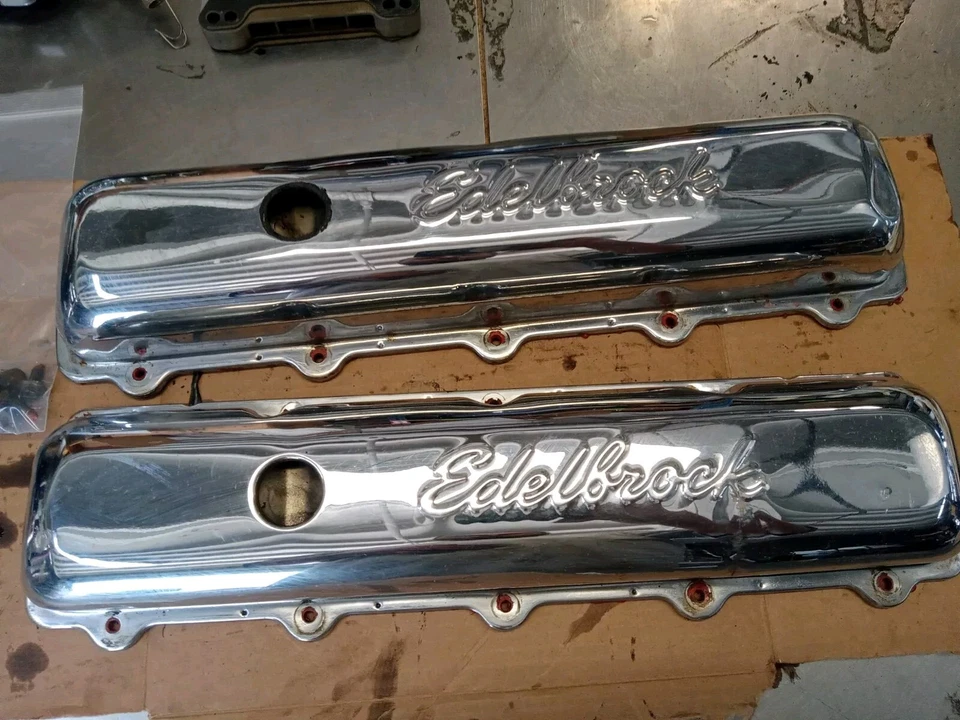 Cubierta de válvula Edelbrock 4485 Signature Series V/C'S - Olds 350-455 Foto 2 de 4