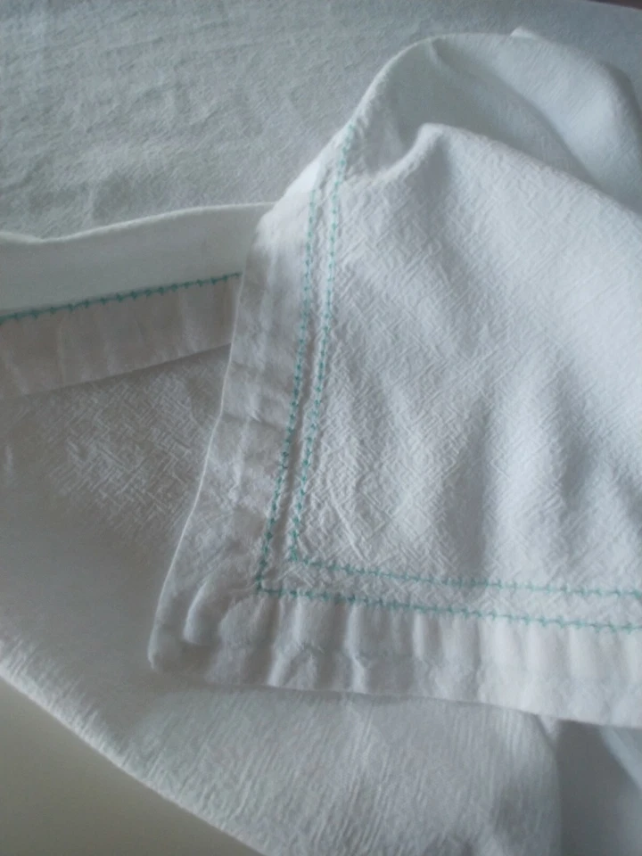 Mantel Spring Gatherings. Textura geométrica blanco/verde agua dobladillo 59"×79" rec Foto 3 de 4