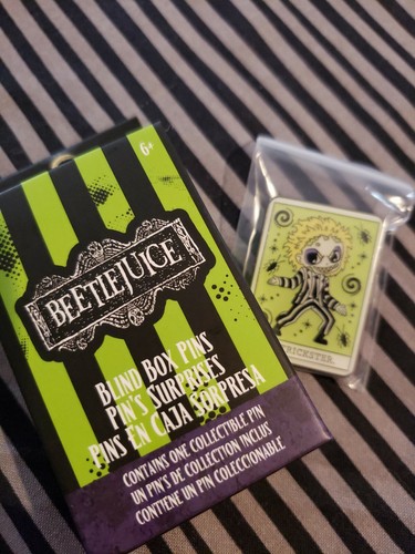 Pin coleccionable de cartas de tarot esmalte ciego de cartas de escarabajo Loungefly - El embaucador - Imagen 3 de 5