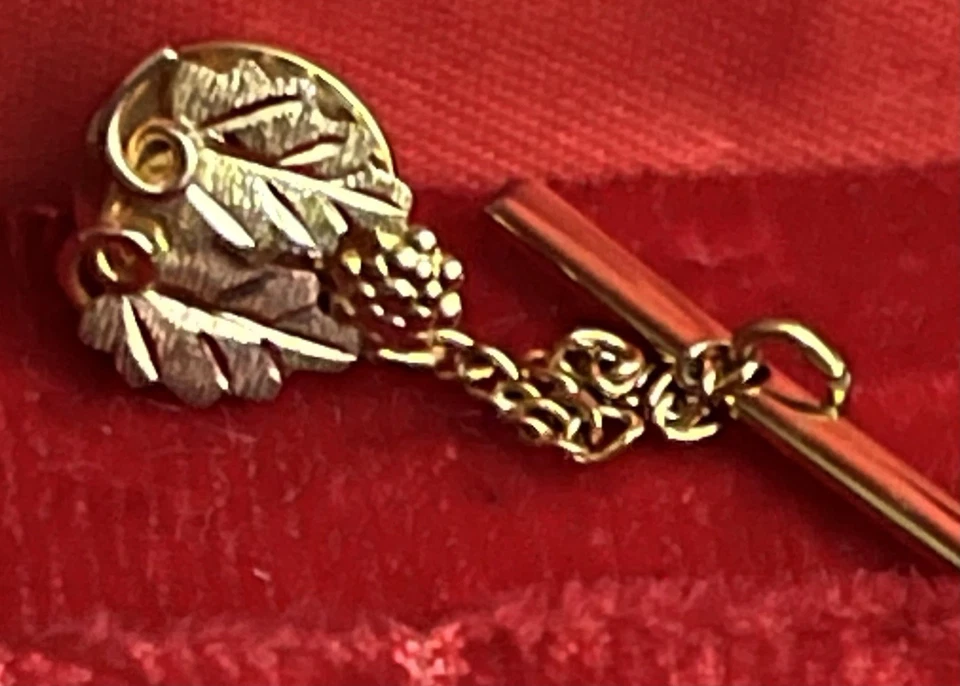 Landstrom's 10K Black Hills leaves Gold Tie Tack Lapel Pin Black Hills SD - Image 2 of 3