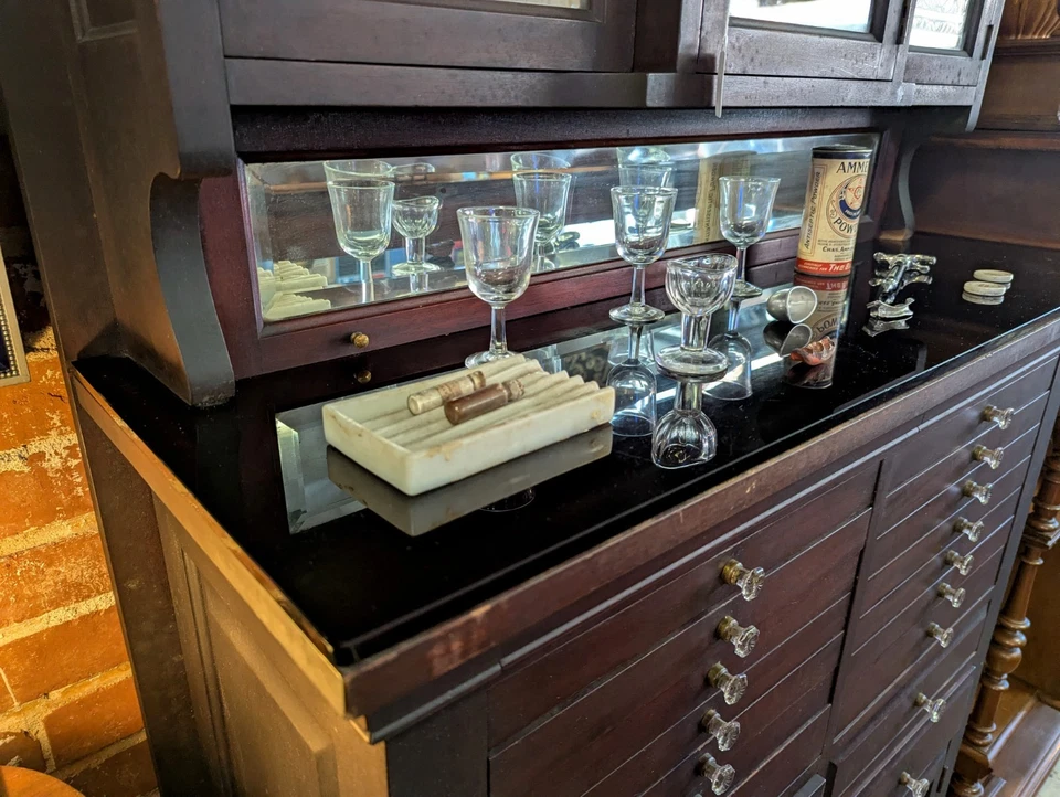 Excepcional tapa y puerta de vidrio macizo de caoba de los años 20 - gabinete dental de 21 cajones Foto 2 de 4