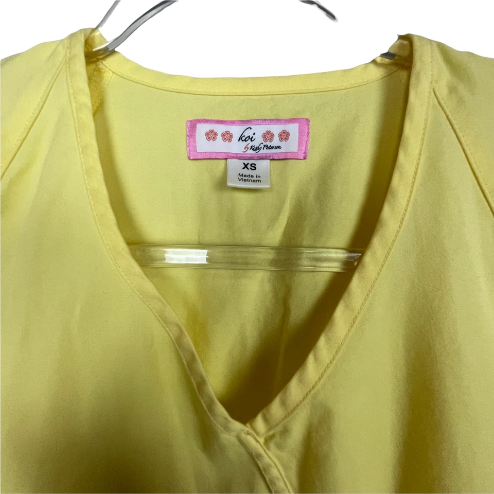 Blusa Médica Koi Kathy Peterson Para Mujer XS Amarilla Cuello en V Cincha Espalda Foto 2 de 4