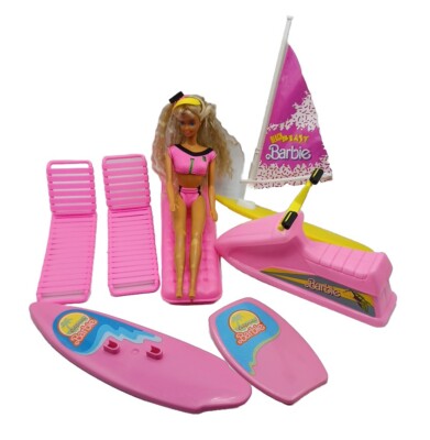 1989 Beach Blast Barbie Crimped Hair w Swimsuit Yellow Frisbee