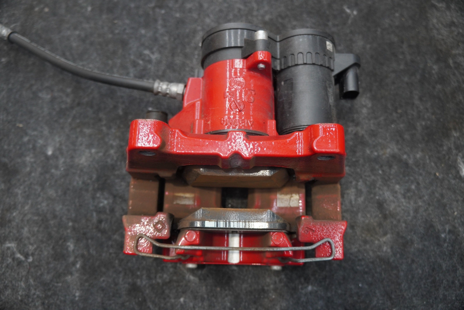Rear Left Brake Caliper & Bracket Red 673013273 OEM Maserati Grecale Modena 2023