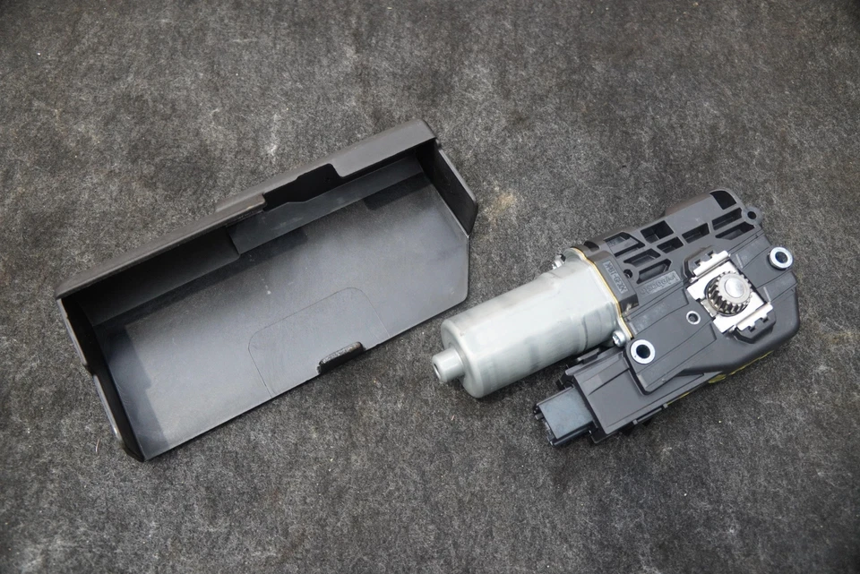 Rear Back Window Glass Motor Drive 84556641 Chevrolet Corvette Convertible C8 23 - Image 3 of 4