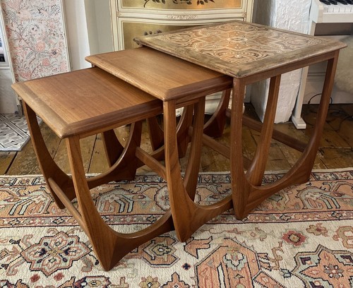Mid Century G Plan Quadrille Teak Satztische sehr guter Zustand TC