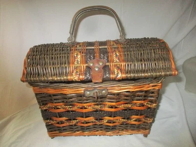 ANCIEN PANIER AVEC COUVERCLE XIXè- OSIER  PAILLE TRESSE BRINS COULEUR -L 27 cm - Photo 1/4