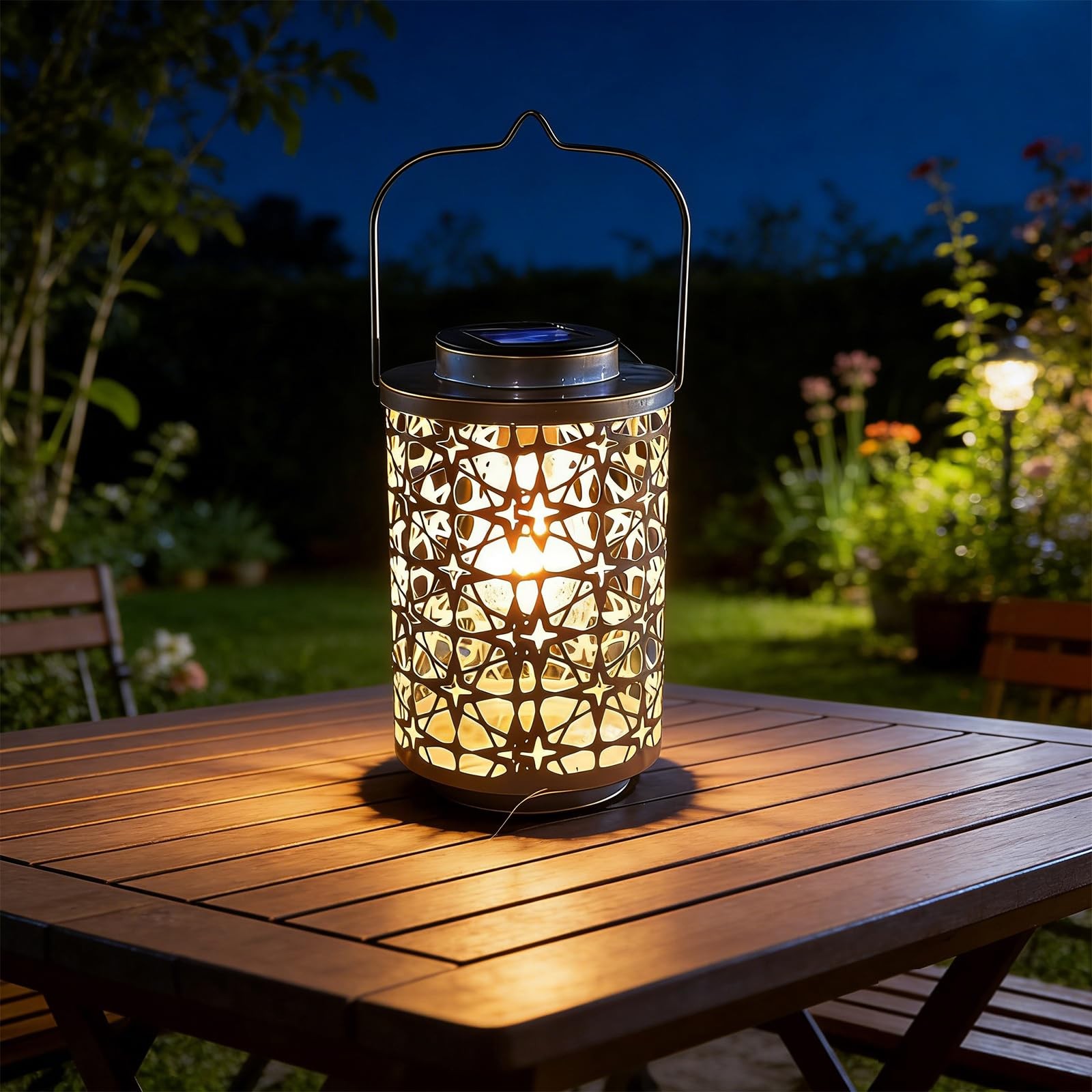 Lanterne solaire extérieure en métal noir pour illuminer vos soirées d'été sur la terrasse