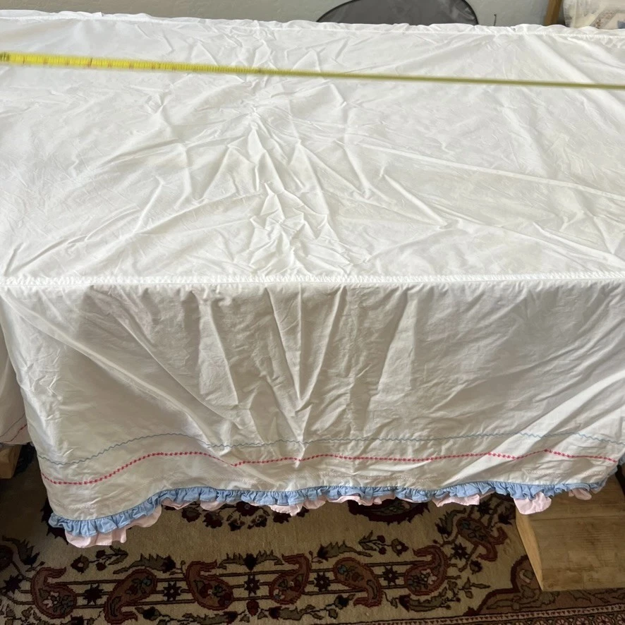 Falda de cama Pottery Barn para niños doble plisada colorida bordada con volantes 100 % algodón Foto 3 de 4