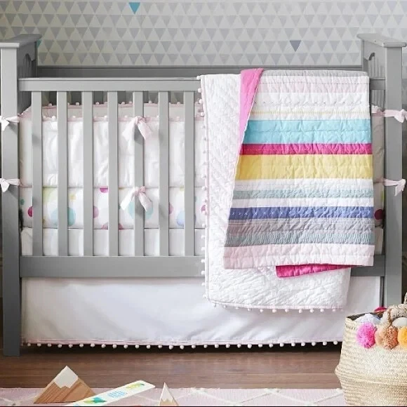 Saia Berço Pom-Pom Infantil Pottery Barn Nova Na Caixa Rosa/Branca $99,00 - Imagem 3 de 4