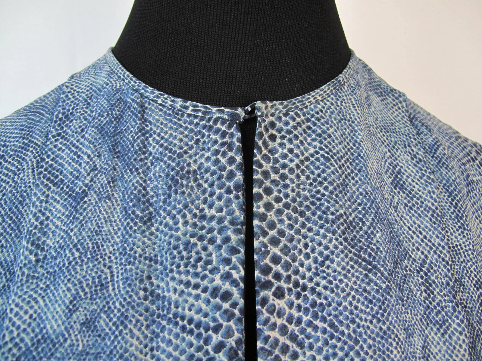 TORY BURCH ABITO SETA TAGLIA 8 blu navy e bianco pelle di serpente plissettato