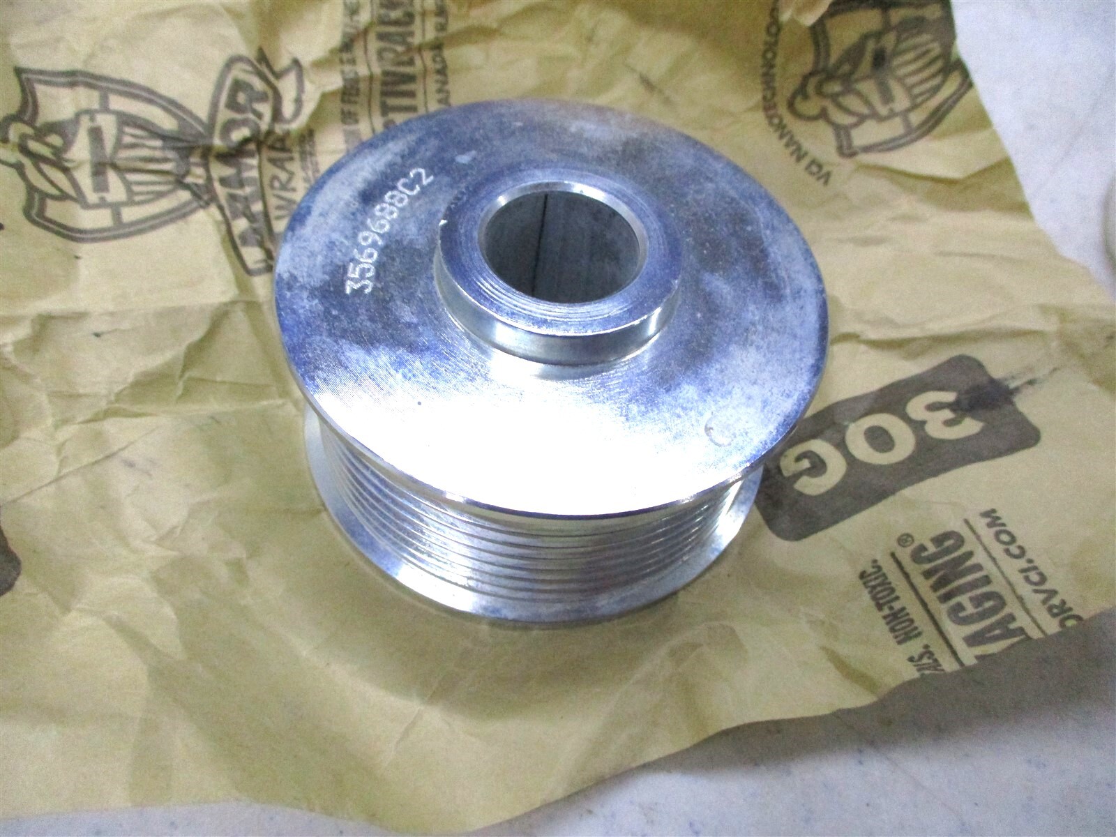 3569688C2 NEW OEM INTERNATIONAL ALTERNATOR PULLEY 8-GROOVE 76MM 