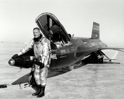 NEIL ARMSTRONG STANDS NEXT TO X-15 AIRCRAFT NASA TEST PILOT 8X10 PHOTO (EP-129) - 第 1/1 張圖片
