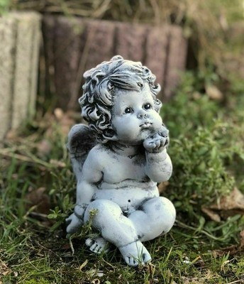 Frostfeste Steinfigur Engelchen Engel pustend Gartenfigur Steinguss