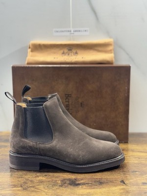 Berwick 1707 Chelsea Boot - Herren Veloursleder Dunkelbraun Hintergrund Vibram