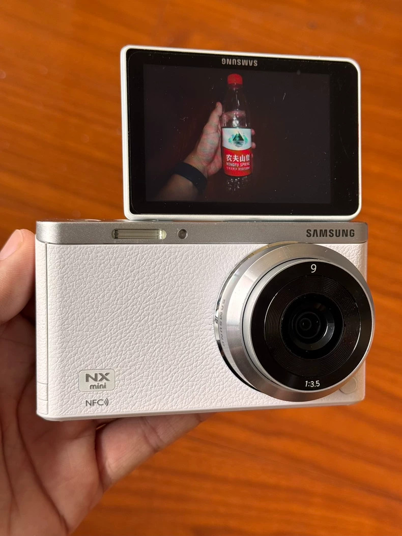 Samsung NX Mini 20.5MP Flip Screen Digital Camera Kit with NX-M 9mm Lens