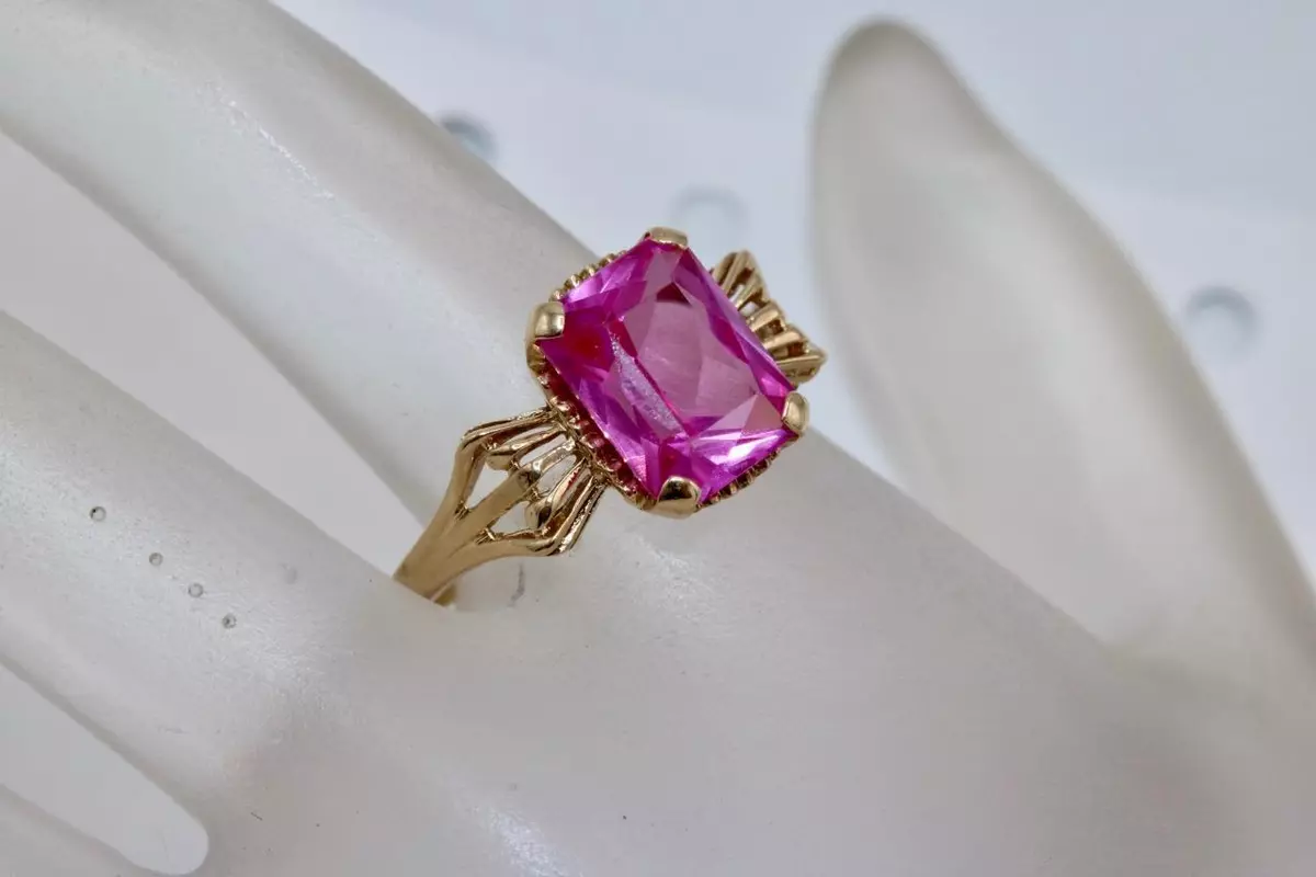 Vintage 10K Yellow Gold Bow Design Ring with Cushion cut Hot Pink