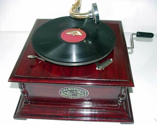 Funktionsfähiges Grammophon braun viereckig mit dekorativen Messingtrichter Deko - Bild 2 von 3