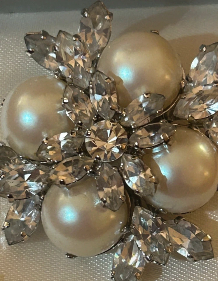 Christian Dior 1968 Broche de cristal y perlas de imitación con caja Foto 4 de 4