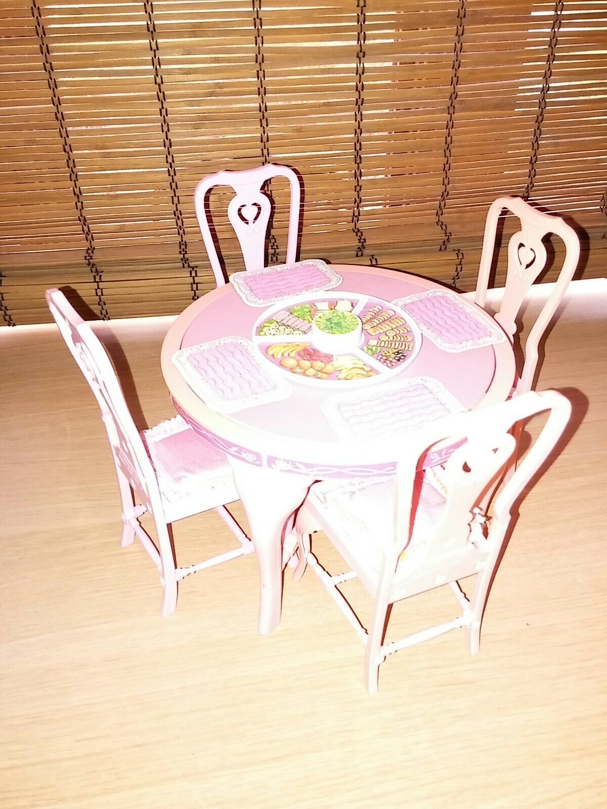 barbie table and chairs