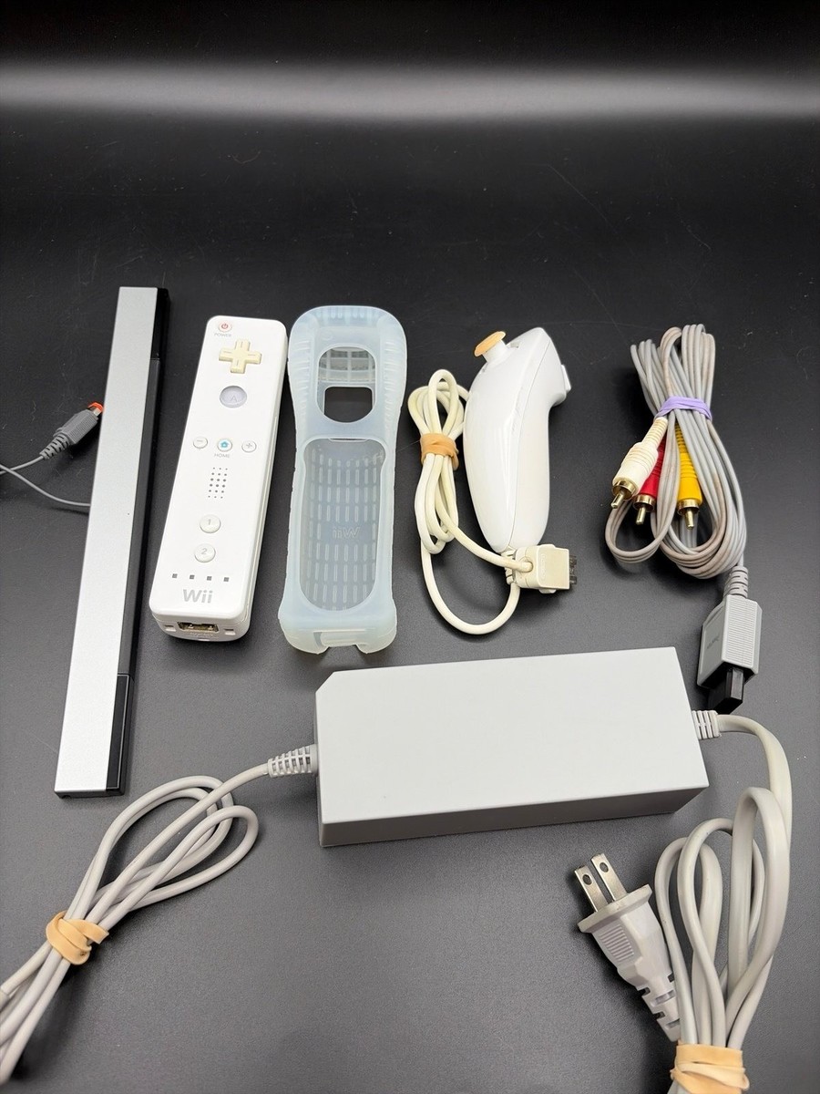 Nintendo Wii GameCube compatible model RVL-001 bundle with 4 games