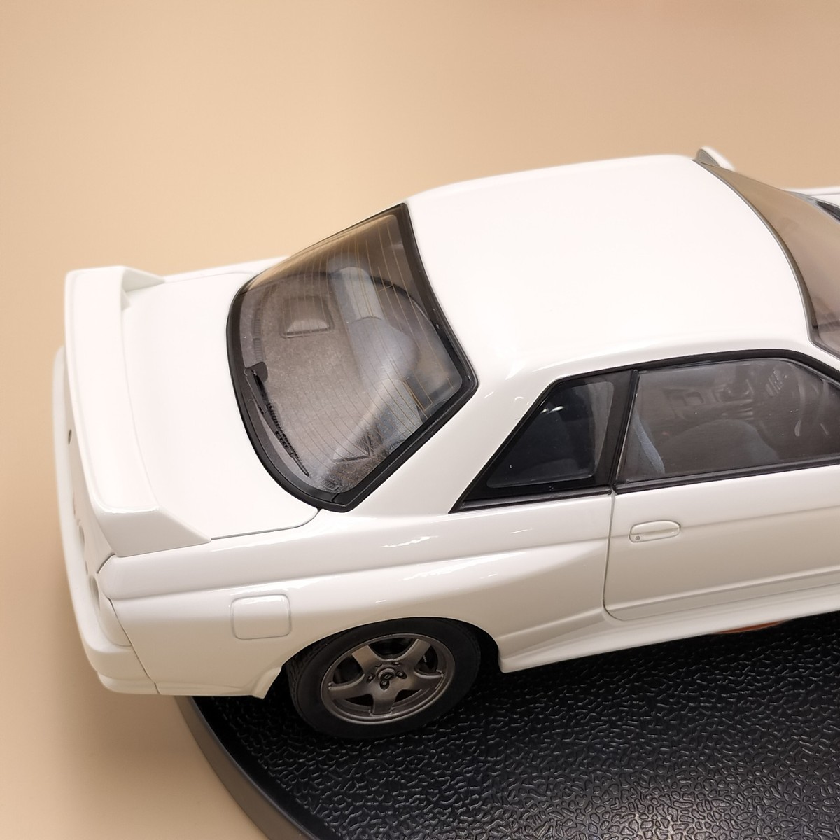 AUTOart 1/18 Nissan Skyline GT-R R32 Crystal White 77342