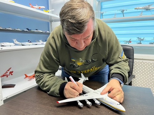 Model Antonov An-124 “BE BRAVE LIKE MYKOLAIV” with original autograph D.Antonov - Picture 2 of 24