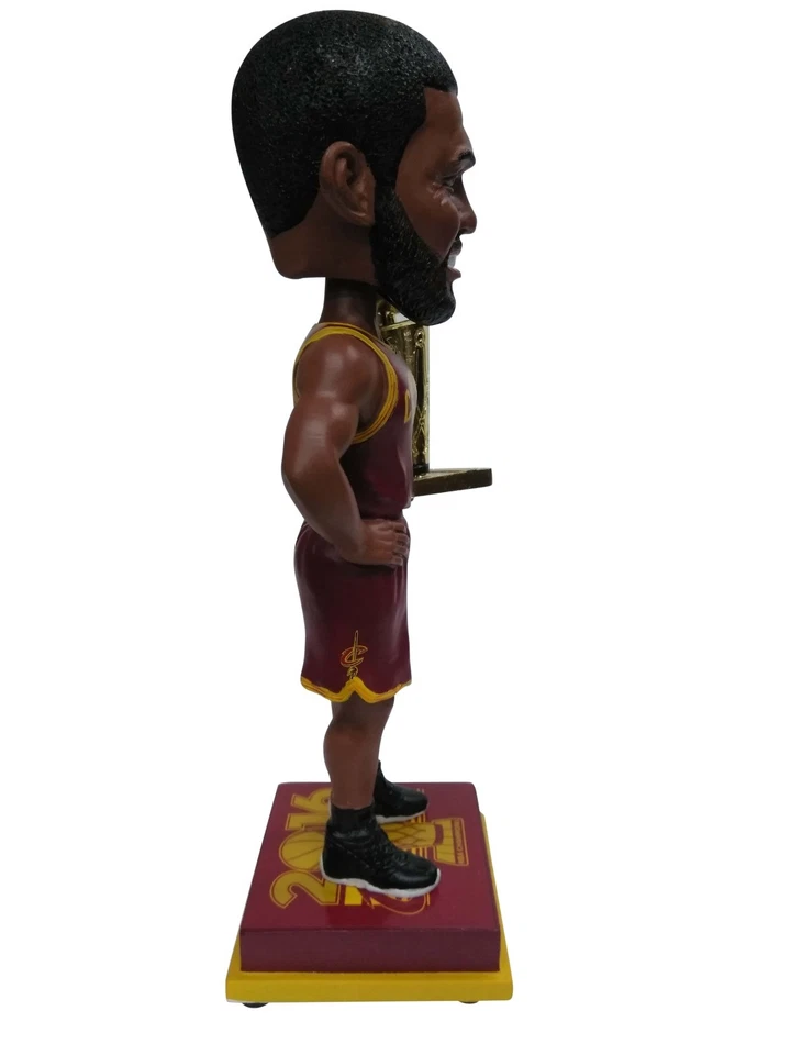 Camiseta Kyrie Irving Cleveland Cavaliers Wine 2016 Campeonato NBA Bobblehead Foto 2 de 4