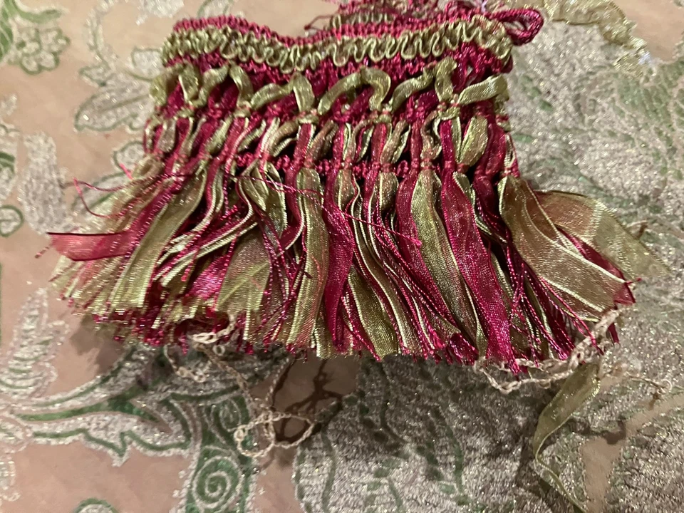 Lujoso borde de flecos plisado con cinta con volantes de rubí y oro - 40" de largo, 4" de ancho Foto 2 de 4