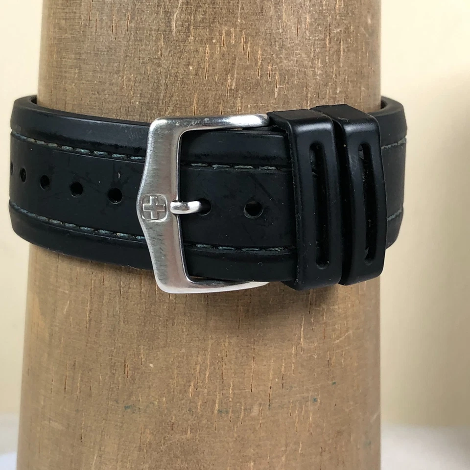 Reloj Suizo Militar Hombres 0643.30 Cronógrafo Banda Silicona Cuarzo 43mm 7 1/2" Foto 4 de 4