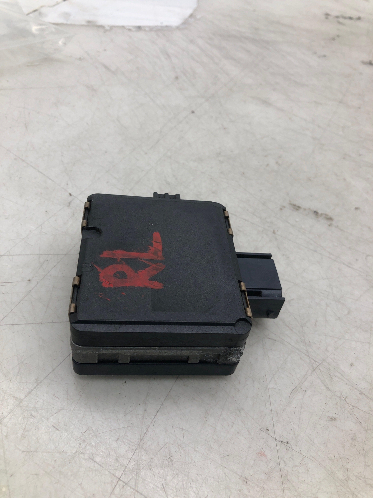 2016-2020 BENTLEY BENTAYGA LEFT REAR BLIND SPOT LANE CHANGE ASSIST SENSOR MODULE