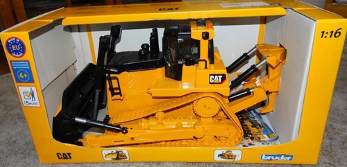 BRUDER CAT CATERPILLAR LARGE TRACK-TYPE TRACTOR/ BULLDOZER NEW IN BOX, 1:16
