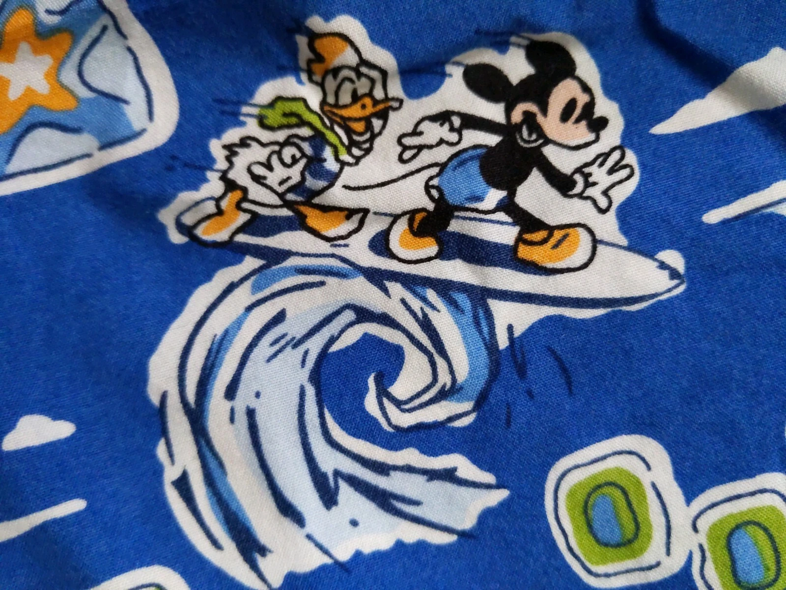 Disney Store Authentic Hawaiian Mickey Mouse Surf Men L Shirt Floral Donald Wave
