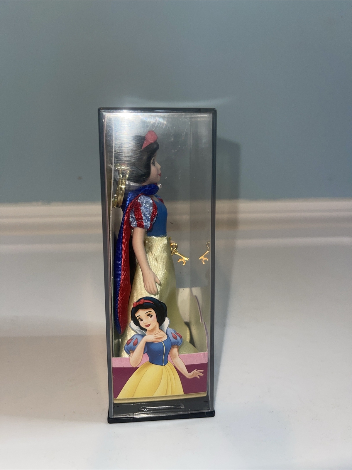 New 5" Disney Snow White Porcelain Doll - Brass Key - With Keepsake Ring - 2005