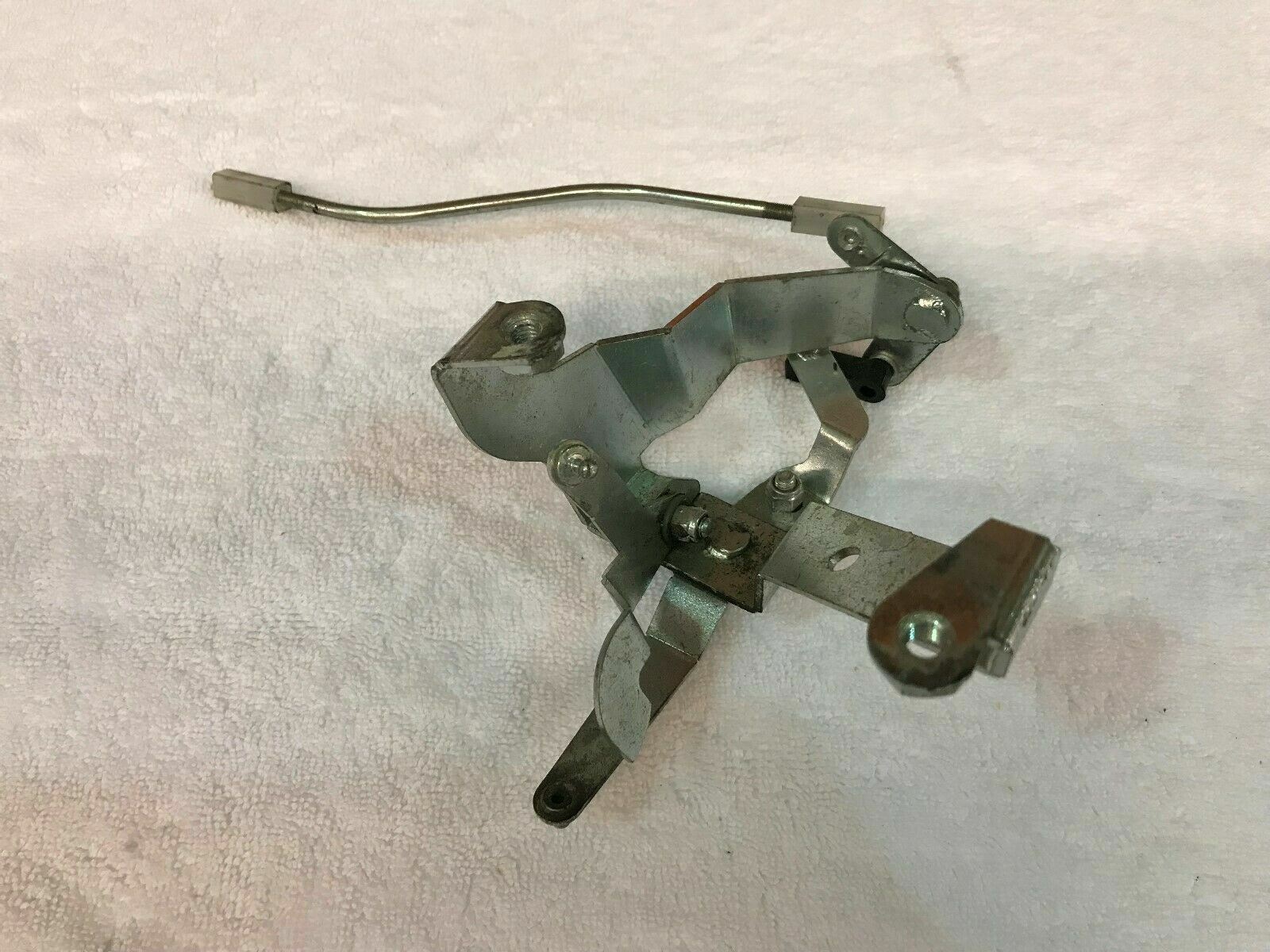 LAMBORGHINI MURCIELAGO DRIVER LEFT LOCK LEVER SUPPORTING BRACKET OEM 410837161
