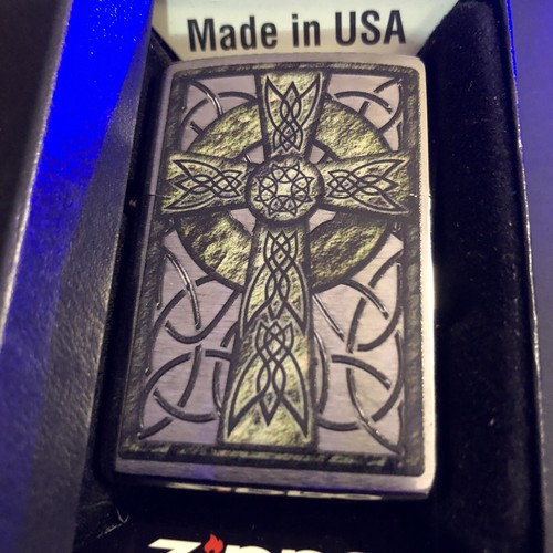 Zippo accendino antivento con disegno croce celtica verde nuovo con scatola - Foto 9 di 12