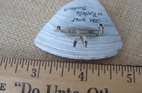 Handpainted Gray Wolf on Clamshell Pin Pinback Pendant SIGNED - Rachelle Bourque - Picture 4 of 4